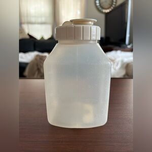 Vintage Rubbermaid 1 pint fluid container, beige tones. So many uses.